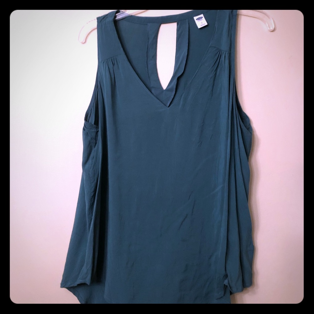 Green/teal sleeveless tanktop.